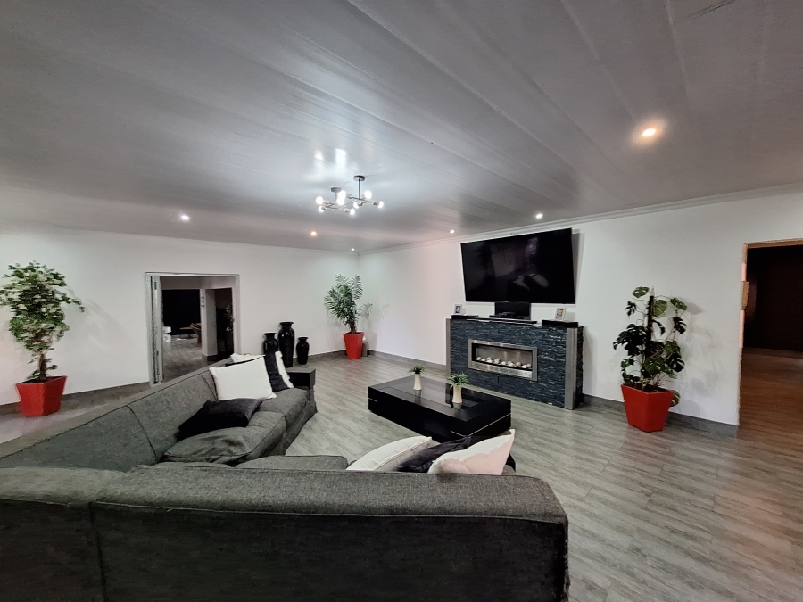 5 Bedroom Property for Sale in Protea Park North West